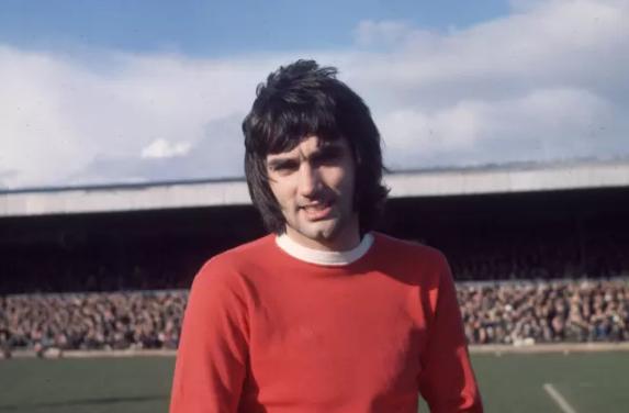 葡超比赛一球员受伤需要担架，对方球员帮忙传递担架吃黄牌